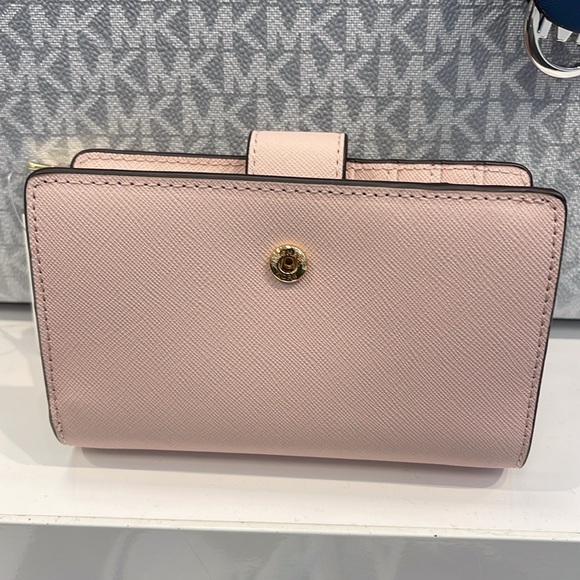 Michael Kors Medium Saffiano Leather Wallet
Powder Blush
NWT - Picture 10 of 16